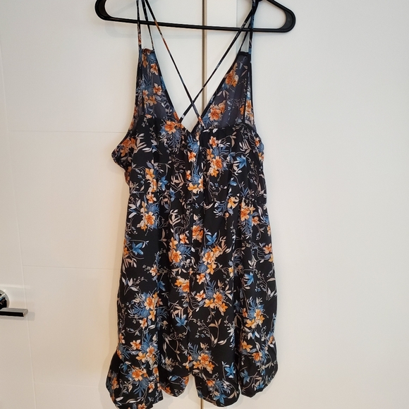 Floral Plunging Ruffled Hem Romper - New - Picture 6 of 8
